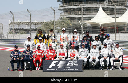 Die Fahrer stellen sich vor dem Grand Prix der Gulf Air Bahrain auf dem Bahrain International Circuit in Sakhir, Bahrain, für den Jahresbeginn der Teamgruppe vor. Stockfoto