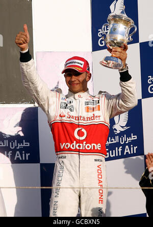 Lewis Hamilton von McLaren feiert seinen dritten Platz beim Grand Prix der Gulf Air Bahrain auf dem Bahrain International Circuit in Sakhir, Bahrain. Stockfoto