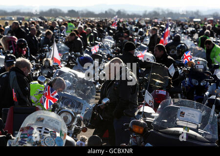 Biker bereiten sich auf die Teilnahme an einer Masse Motorrad-Fahrt in Hilfe der Wohltätigkeitsorganisation Afghan Heroes nehmen, sie ab Hullavington Airfield und durch Wootton Bassett, in Wiltshire, zu Ehren Truppen in Afghanistan getötet. Stockfoto