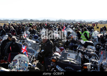 Biker bereiten sich auf die Teilnahme an einer Masse Motorrad-Fahrt in Hilfe der Wohltätigkeitsorganisation Afghan Heroes nehmen, sie ab Hullavington Airfield und durch Wootton Bassett, in Wiltshire, zu Ehren Truppen in Afghanistan getötet. Stockfoto