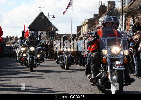 Die Motorradfahrer nehmen an einer Motorrad-Massenfahrt Teil, die der Wohltätigkeitsorganisation Afghan Heroes zuteil wird. Sie starten vom Flugplatz Hullavington und fahren durch Wootton Bassett in Wiltshire, um die in Afghanistan getöteten Truppen zu ehren. Stockfoto