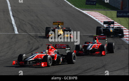 Timo Glock von Virgin Racing führt Lucas di Grassi während des Grand Prix von Gulf Air Bahrain auf dem Bahrain International Circuit in Sakhir, Bahrain, in die erste Kurve. Stockfoto