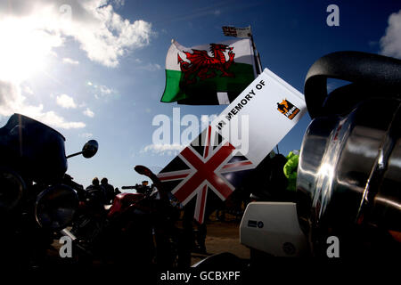 Biker bereiten sich auf die Teilnahme an einer Masse Motorrad-Fahrt in Hilfe der Wohltätigkeitsorganisation Afghan Heroes nehmen, sie ab Hullavington Airfield und durch Wootton Bassett, in Wiltshire, zu Ehren Truppen in Afghanistan getötet. Stockfoto