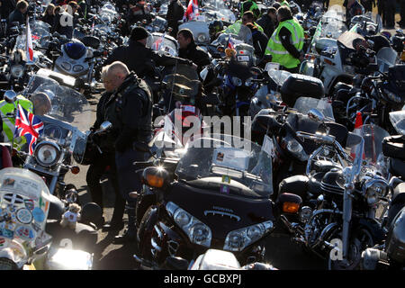 Biker bereiten sich auf die Teilnahme an einer Masse Motorrad-Fahrt in Hilfe der Wohltätigkeitsorganisation Afghan Heroes nehmen, sie ab Hullavington Airfield und durch Wootton Bassett, in Wiltshire, zu Ehren Truppen in Afghanistan getötet. Stockfoto