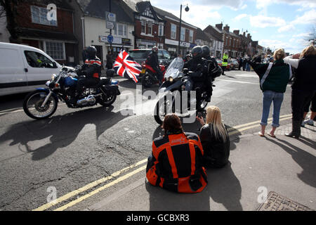 Die Motorradfahrer nehmen an einer Motorrad-Massenfahrt Teil, die der Wohltätigkeitsorganisation Afghan Heroes zuteil wird. Sie starten vom Flugplatz Hullavington und fahren durch Wootton Bassett in Wiltshire, um die in Afghanistan getöteten Truppen zu ehren. Stockfoto