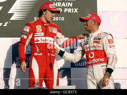 McLaren's Lewis Hamilton (rechts) gratuliert Ferrari's Fernando Alonso zu seinem Sieg beim Grand Prix der Gulf Air Bahrain auf dem Bahrain International Circuit in Sakhir, Bahrain. Stockfoto