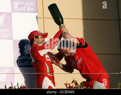 Ferrari-Pilot Felipe Massa (links) feiert seinen zweiten Platz mit Ferrari-Teamchef Stefano Domenicali beim Gulf Air Bahrain Grand Prix auf dem Bahrain International Circuit in Sakhir, Bahrain. Stockfoto