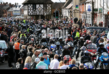 Viele Menschen versammeln sich, um ihre Unterstützung zu zeigen, während Motorradfahrer an einer Motorradtour durch Wootton Bassett in Wiltshire teilnehmen, die der Wohltätigkeitsorganisation Afghan Heroes zu Ehren der in Afghanistan getöteten Truppen zuteil wird. Stockfoto