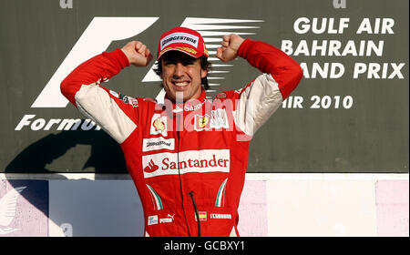 Ferrari-Pilot Fernando Alonso feiert seinen Sieg beim Gulf Air Bahrain Grand Prix auf dem Bahrain International Circuit in Sakhir, Bahrain. Stockfoto
