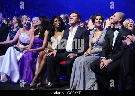 Zu den Gästen zählen Amanda Holden, Jackie St Claire, Sinitta, Simon Cowell, Cheryl Cole und Brian Friedman während der National Television Awards 2010 in der 02 Arena, London. Stockfoto