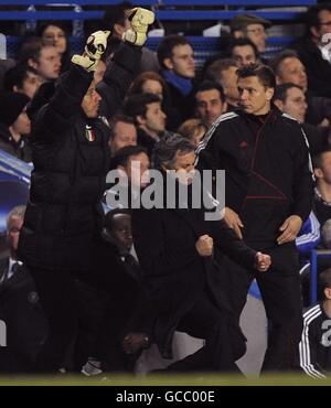 Inter Mailand-Manager Jose Mourinho (Mitte) feiert auf der Touchline mit Francesco Toldo (links), nachdem Samuel Eto'o das Eröffnungstor erzielte. Stockfoto