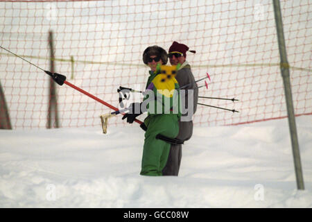 Der Prinz von Wales und die persönliche Assistentin Miss Tiggy Legge-Bourke bringen am 1. Ganzen Tag ihres Urlaubs in der Schweiz einen Skilift zusammen, um auf die Schweizer Skipisten zu fahren. Stockfoto