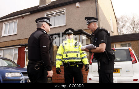 Polizeiaktivitäten in der St Andrew's Avenue in Bishopbriggs, nahe Glasgow, wo die Ermittlungen zum Tod eines Ehepaares in den Vierzigern fortgesetzt werden, das angeblich in ihrem Vorstadthaus getötet wurde. Stockfoto