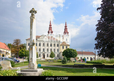 Wullersdorf Kirche St. Georg, Hauptplatz Österreich Niederösterreich, untere Österreich-Weinviertel Stockfoto