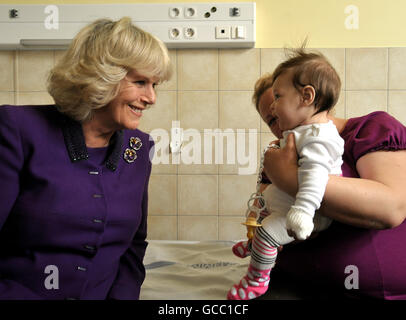 Die Herzogin von Cornwall mit der viermonatigen Aida Turcsik und ihrer Mutter Adrienn, an der zweiten Abteilung für Kinderheilkunde der Semmelweis Universität in Budapest, Ungarn, heute Morgen. Stockfoto