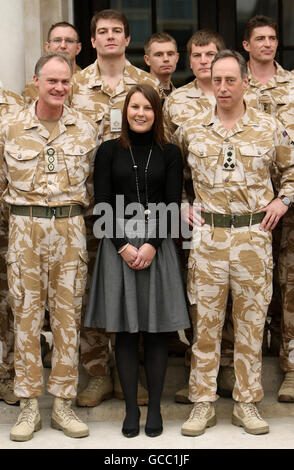 Kelly Shepherd, die Witwe von Kapitän Daniel Shepherd, von der Royal Logistics Corp, der eine posthume George-Medaille in der Operational Awards List erhielt, steht nach einer Zeremonie bei der Honourable Artillery Company im Zentrum von London mit anderen Empfängern militärischer Auszeichnungen zusammen. Stockfoto