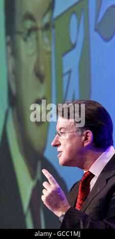 Wirtschaftsminister Lord Mandelson spricht bei der jährlichen Konferenz der Föderation der Kleinunternehmen im Aberdeen Exhibition and Conference Centre in Schottland. Stockfoto