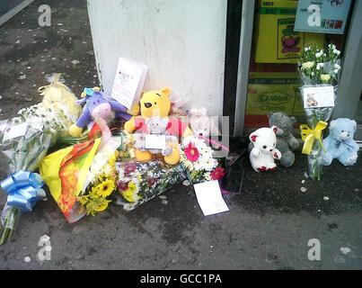 Blumenschmuck vor dem Spar-Shop an der Newport Road, Cwmcarn, Südwales, wo gestern ein neugeborener Junge starb, nachdem er hinter dem Supermarkt verlassen worden war. Stockfoto