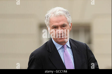 Sean Fitzpatrick der ehemalige Chef der Anglo Irish Bank verlässt Bray Garda Station Co. Wicklow, nachdem er von Kriminalbeamten wegen angeblicher finanzieller Unregelmäßigkeiten befragt wurde. Stockfoto