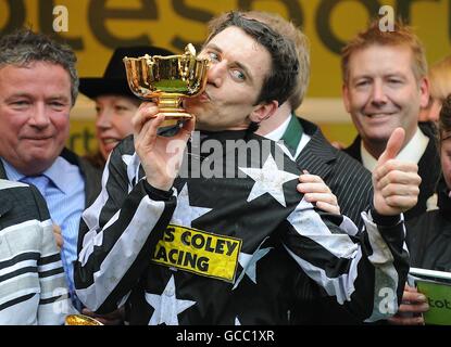 Jockey Paddy Brennan küsst die Gold Cup Trophy, nachdem er den totesport Cheltenham Gold Cup im Imperial Commander gewonnen hat. Stockfoto