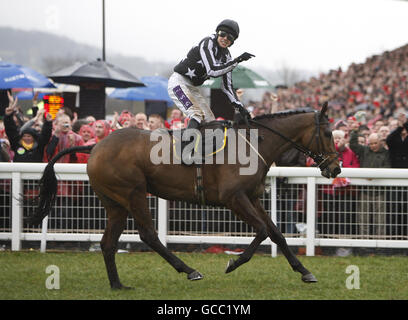 Jockey Paddy Brennan feiert, wie er zeigt auf Imperial Commander nach dem Gewinn des Totesport Cheltenham Gold Cup am vierten Tag des Cheltenham Festival 2010 auf Cheltenham Rennbahn. Stockfoto
