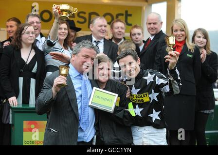 Jockey Paddy Brennan (rechts) und Pferdetrainer Nigel Twiston-Davies (links) mit ihren Trophäen nach dem Sieg im totesport Cheltenham Gold Cup. Stockfoto