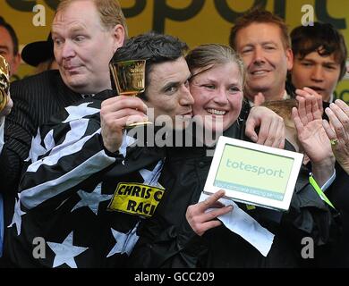 Jockey Paddy Brennan und Bräutigam Jo Collinson mit ihren Trophäen, nachdem sie mit ihrem Pferd Imperial Commander den totesport Cheltenham Gold Cup gewonnen hatten. Stockfoto