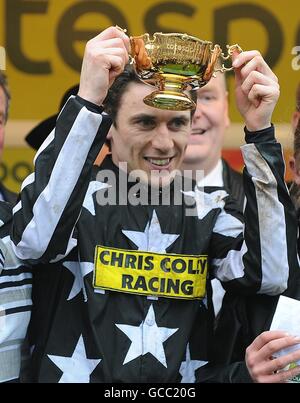 Jockey Paddy Brennan die Goldpokal Trophäe nach dem Gewinn des totesport Cheltenham Gold Cup mit dem Pferd Imperial Commander. Stockfoto