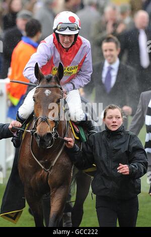 Jockey Sam Twiston-Davies feiert nach dem Gewinn des Christie's Foxhunter Chase Challenge Cup Riding Baby Run. Stockfoto