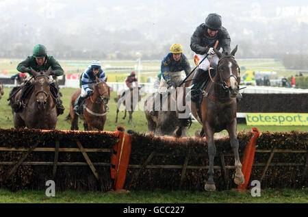 Pause und Clause unter Johnny Farrelly führt über die letzte Hürde, um die Handicap-Hürde von Martin Pipe Conditional Jockeys am vierten Tag des Cheltenham Festivals 2010 auf der Pferderennbahn in Cheltenham zu gewinnen. Stockfoto