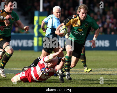 Rugby Union - LV=Pokalfinale - Northampton Saints gegen Gloucester Rugby - Sixways Stadium. Stephen Myler von Northampton löst sich beim LV=Cup-Finale im Sixways Stadium, Worcester, von Gloucester's Nick Wood ab. Stockfoto