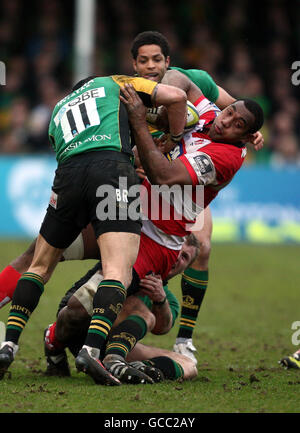 Rugby Union - LV=Pokalfinale - Northampton Saints gegen Gloucester Rugby - Sixways Stadium. Gloucester's Apo Satala wird von Northampton's Bruce Rana und Roger Wilson während des LV=Cup Finales im Sixways Stadium, Worcester, angegangen. Stockfoto