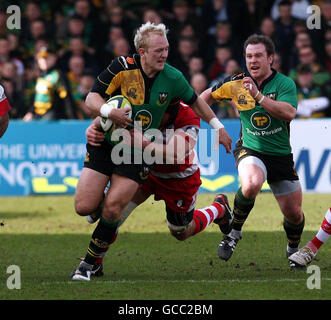 Rugby Union - LV=Pokalfinale - Northampton Saints gegen Gloucester Rugby - Sixways Stadium. Shane Geraghty von Northampton wird von Peter Buxton von Gloucester während des LV=Cup Finales im Sixways Stadium, Worcester, angegangen. Stockfoto