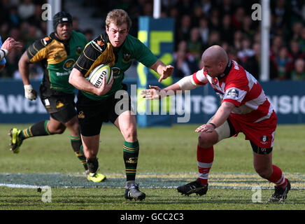 Rugby Union - LV=Pokalfinale - Northampton Saints gegen Gloucester Rugby - Sixways Stadium. Stephen Myler von Northampton versucht, Gloucester Nick Wood während des LV=Cup Finales im Sixways Stadium, Worcester, auszuweichen. Stockfoto