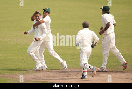 Bangladeshs Shakib Al Hasan (links) feiert das Dickicht von Englands Jonathan Trott beim zweiten Test im Shere Bangra National Stadium, Mirpur, Dhaka. Stockfoto