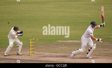 Cricket - Zweiter Test - Tag drei - Bangladesh gegen England - Shere Bangla National Stadium. Der englische Matt Prior wird während des zweiten Tests im Shere Bangla National Stadium, Mirpur, Dhaka, von dem bangladeschischen Shakib Al Hasan geduckt. Stockfoto