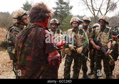 Phil Woodhams (links) von Amputees in Action fungiert als "Opfer" für Segler der Royal Navy, die im Longmoor Camp in der Nähe von Petersfield in Hampshire eine Vorbereitungstraining absolvieren. Improvisierte Sprengkörper stellen die größte Bedrohung für Soldaten in Afghanistan dar, die schwere Verletzungen der Gliedmaßen verursachen. Die Auszubildenden in Longmoor werden in Szenarien geworfen, in denen die Amputierten prothetische Gliedmaßen tragen, die eine Verletzung einer IED nachbilden und dann medizinische Hilfe anbieten müssen. DRÜCKEN Sie VERBANDSFOTO. Bilddatum: Donnerstag, 18. März 2010. Amputierten in Aktion behauptet, in der Lage zu sein, Trauma Casualty Amputierten und Walking liefern Stockfoto