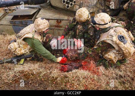 Phil Woodhams von Amputees in Action wirkt als „Opfer“ für Segler der Royal Navy, die im Longmoor Camp in der Nähe von Petersfield in Hampshire eine Vorbereitungstraining absolvieren. Improvisierte Sprengkörper stellen die größte Bedrohung für Soldaten in Afghanistan dar, die schwere Verletzungen der Gliedmaßen verursachen. Die Auszubildenden in Longmoor werden in Szenarien geworfen, in denen die Amputierten prothetische Gliedmaßen tragen, die eine Verletzung einer IED nachbilden und dann medizinische Hilfe leisten müssen. Bildnachweis sollte lauten: Chris Ison/PA Wire. Stockfoto