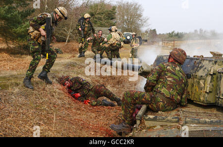 Nick Poole (am Boden) und Phil Woodhams (rechts) von Ampoutees in Action fungieren als „Opfer“ für Segler der Royal Navy, die im Longmoor Camp in der Nähe von Petersfield in Hampshire eine Ausbildung vor dem Einsatz absolvieren. Improvisierte Sprengkörper stellen die größte Bedrohung für Soldaten in Afghanistan dar, die schwere Verletzungen der Gliedmaßen verursachen. Die Auszubildenden in Longmoor werden in Szenarien geworfen, in denen die Amputierten prothetische Gliedmaßen tragen, die eine Verletzung einer IED nachbilden und dann medizinische Hilfe leisten müssen. Bildnachweis sollte lauten: Chris Ison/PA Wire. Stockfoto