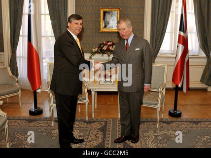 Der Prinz von Wales schüttelt vor einem privaten Treffen im Liechtenstein-Palast im Zentrum von Prag, in der Tschechischen Republik, die Hände des Ministerpräsidenten der Tschechischen Republik Jan Fischer (links). Stockfoto
