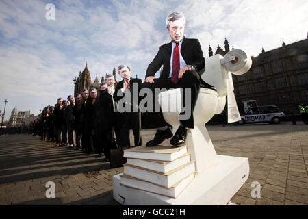 Mehr als hundert Menschen mit Gordon Brown-Masken standen im Old Palace Yard, Westminster, London, vor einer riesigen Toilette zum Weltwassertag der Vereinten Nationen, um die Kampagne „Ende der Wasserarmut“ zu unterstützen, die den Premierminister dazu aufruft, die globale Sanitärkrise anzugehen. Stockfoto