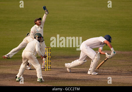 Bangladesh Wicketkeeper Mushfiqur Rahim appelliert erfolgreich, als Englands Stuart Broad beim zweiten Test im Shere Bangla National Stadium, Mirpur, Dhaka, LBW von Mahmudullah erwischt wird. Stockfoto