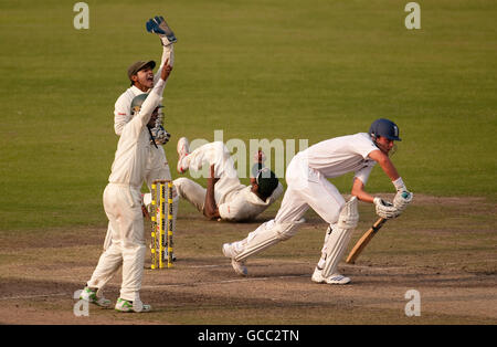 Bangladesh Wicketkeeper Mushfiqur Rahim appelliert erfolgreich, als Englands Stuart Broad beim zweiten Test im Shere Bangla National Stadium, Mirpur, Dhaka, LBW von Mahmudullah erwischt wird. Stockfoto