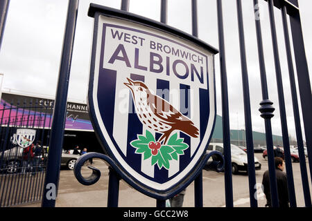 Der West Bromwich Albion Club Wappen auf einem Tor draußen Das Stadion Stockfoto