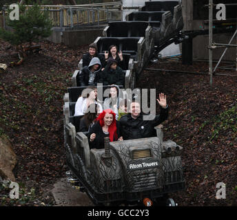 BEACHTEN SIE DAS ALTERNATIVE ERNTEGUT. Jonathan Ross und seine Frau Jane Goldman fahren die erste Freifall-Achterbahn der Welt, Th13teen, die am Samstag, 20. März, in Alton Towers, Staffordshire, der Öffentlichkeit zugänglich gemacht wurde. Stockfoto