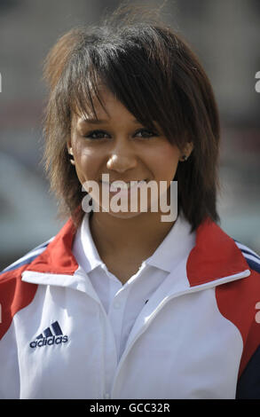 Zoe Smith, Olympiasieger von London 2012, Hoffnungsträger bei der Eröffnung der Olympia-Ticketwebsite 2012 am Trafalgar Square, London. Stockfoto