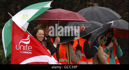 Demonstranten auf der Streikposten, streikend zur Unterstützung der streikenden British Airways vor dem Flughafen Glasgow. Flüge von British Airways zwischen Schottland und England wurden durch den weiteren Streik der Kabinenbesatzung stark gestört. Stockfoto