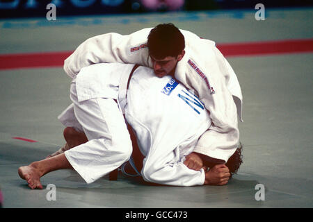 Judo - Olympische Spiele 1992 in Barcelona - 95-kg-Finale der Männer - Antal Kovacs gegen Ray Stevens. Der britische Top Ray Stevens hat gegen Antal Kovacs aus Ungarn gehandelt. Stevens gewann die Silbermedaille. Stockfoto