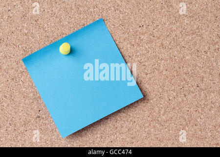 Blue Note auf einer Pinnwand mit einem gelben Push-pin Stockfoto