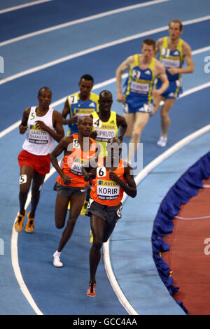 Leichtathletik - Aviva International - National Indoor Arena. Der Kenianer Shedrack Korir führt den Landsmann Sammy Mutahi und die anderen Konkurrenten um die Ecke während der 3000 m der Männer an Stockfoto